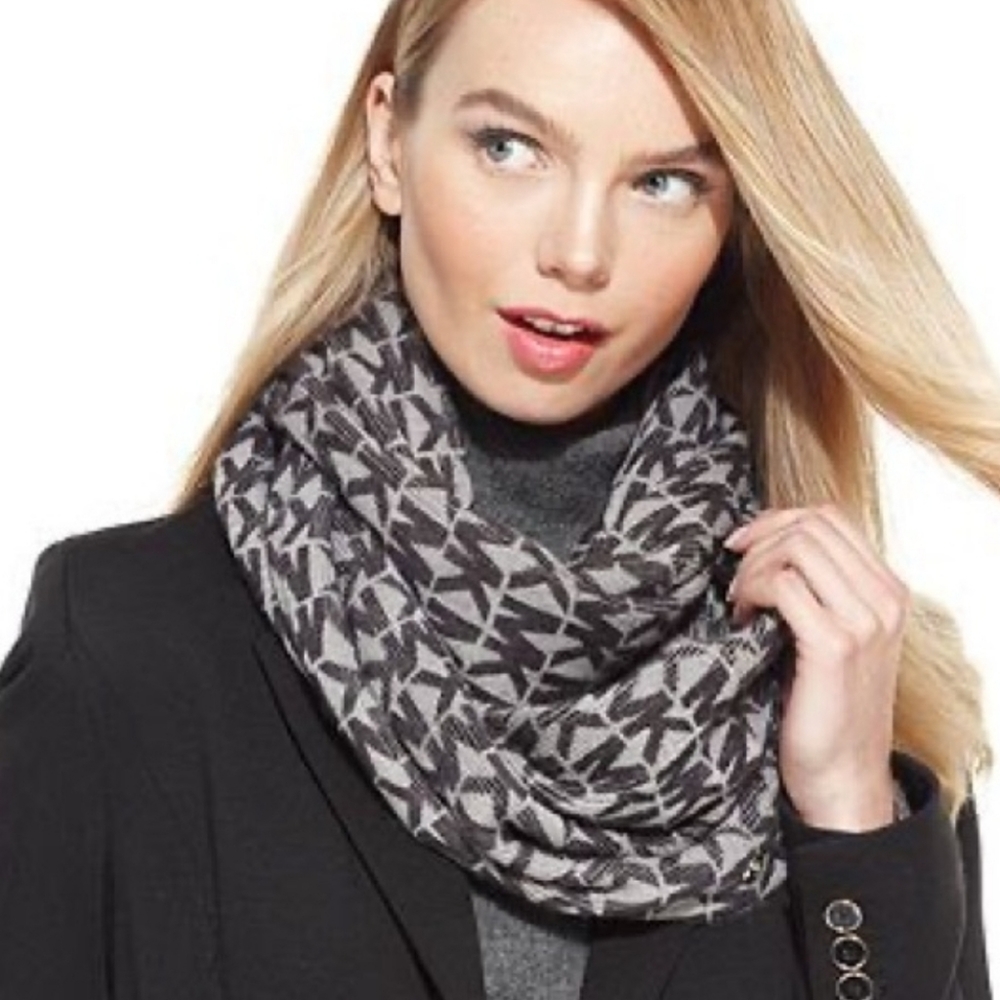 NWOT- MICHAEL Michael Kors Infinity Signature Stripe Scarf